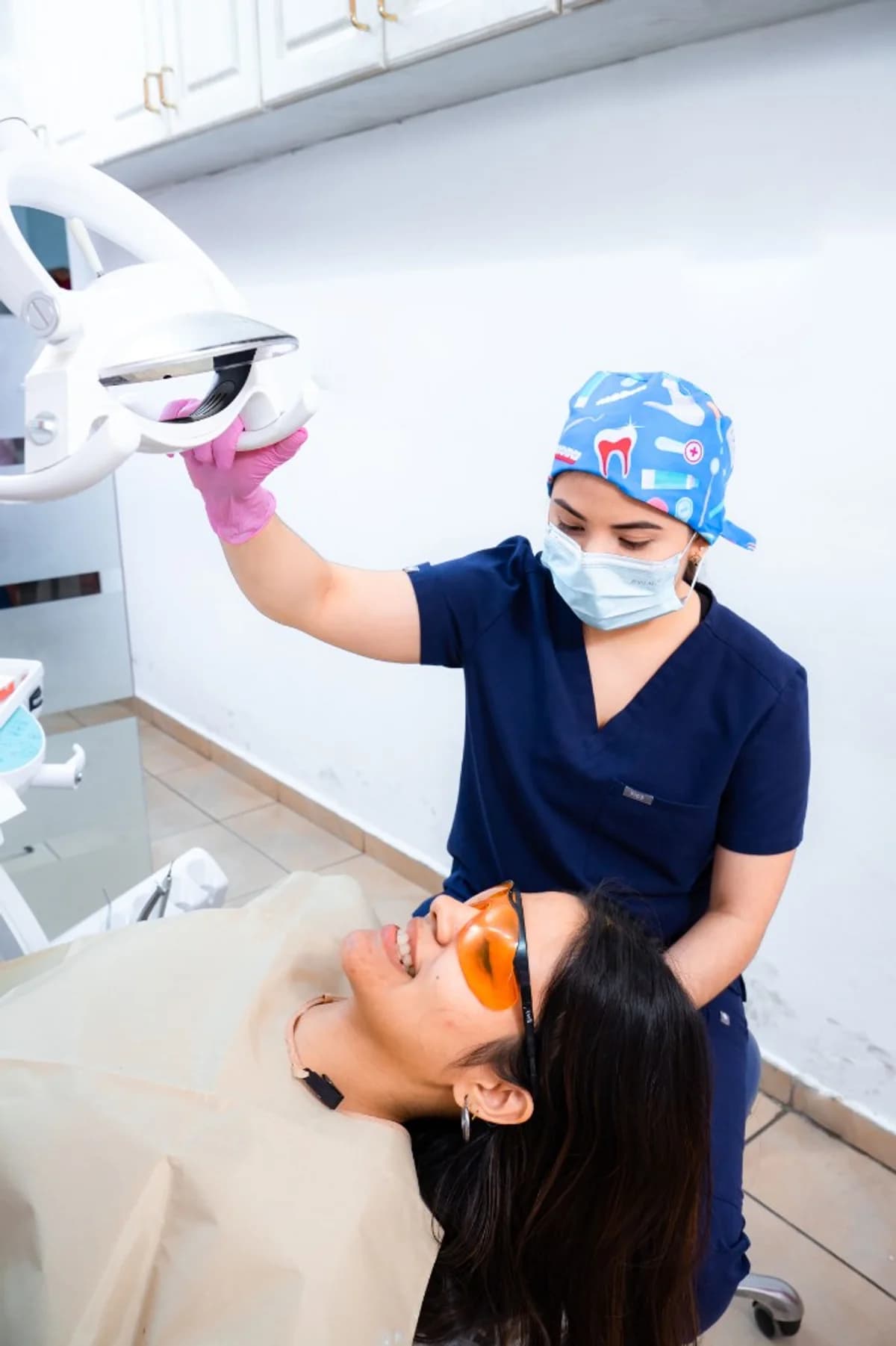 Especialista atendiendo paciente en consultorio dental