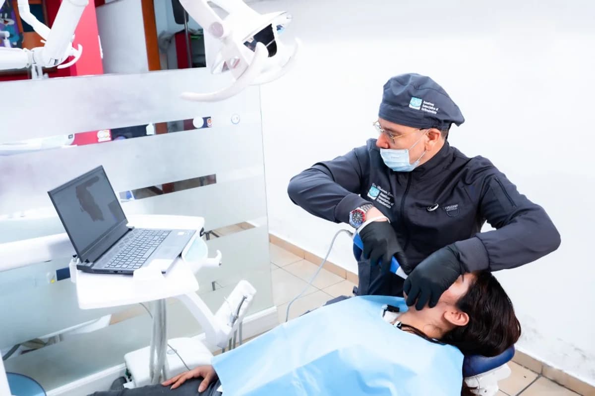 Escaneo digital intraoral con modelo 3D en pantalla