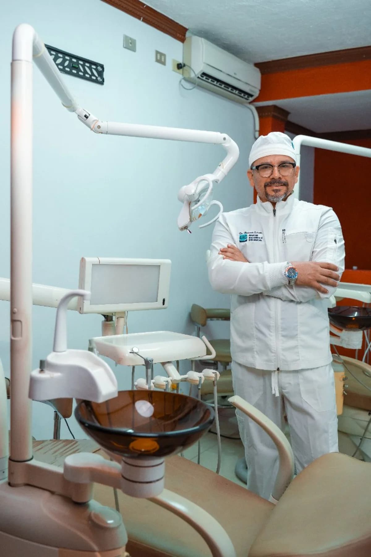 Dr. Abelardo Estrada en consultorio con equipamiento dental